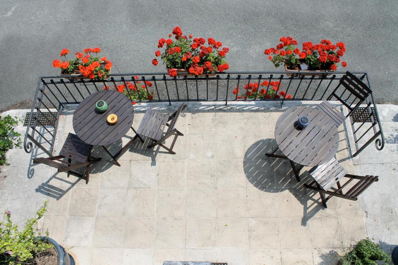 Le Logis Des Quatre Puits Bed & Breakfast Neuvicq-Montguyon Bagian luar foto