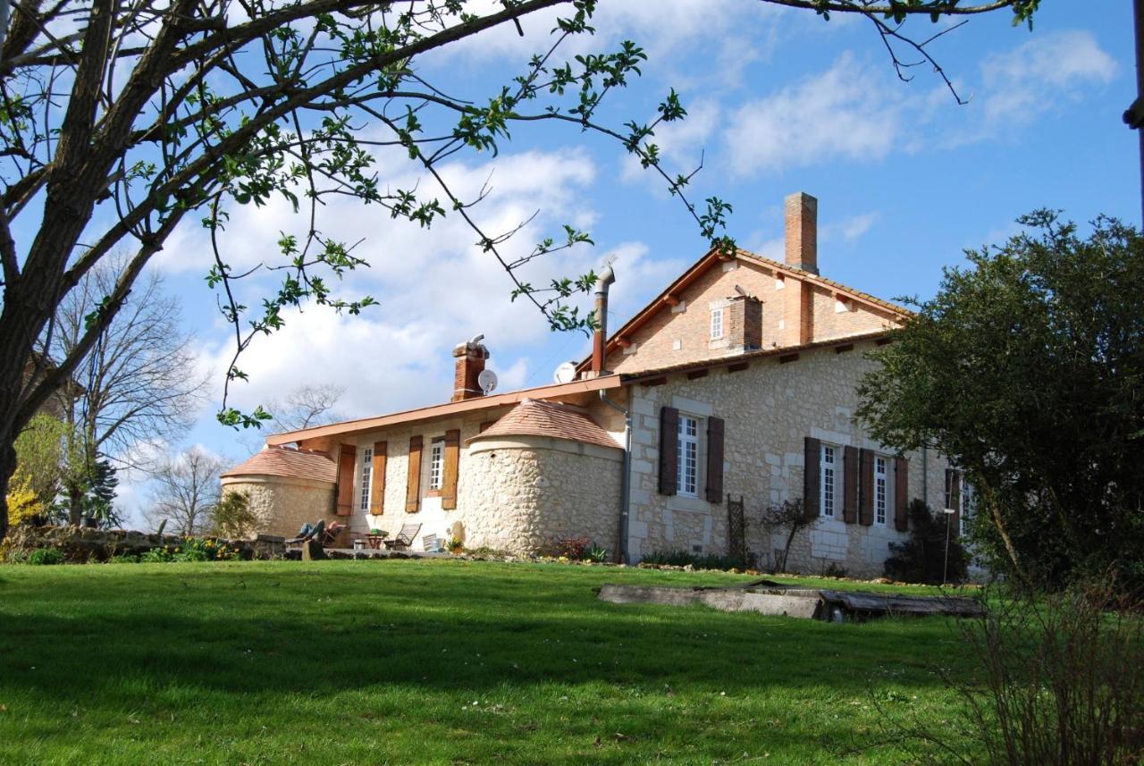 Le Logis Des Quatre Puits Bed & Breakfast Neuvicq-Montguyon Bagian luar foto