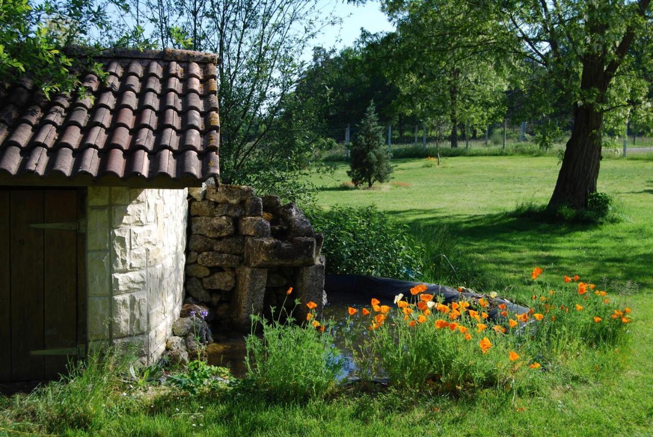 Le Logis Des Quatre Puits Bed & Breakfast Neuvicq-Montguyon Bagian luar foto
