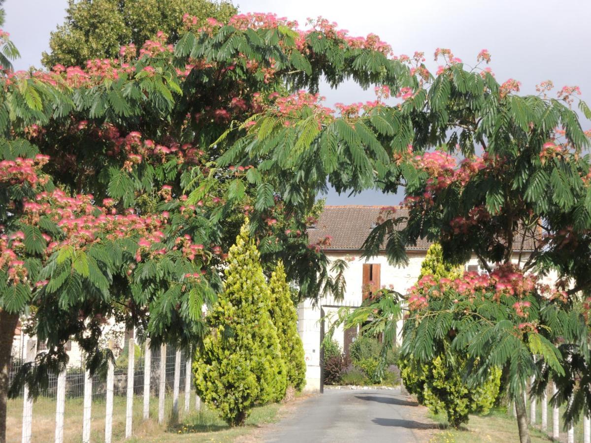 Le Logis Des Quatre Puits Bed & Breakfast Neuvicq-Montguyon Bagian luar foto