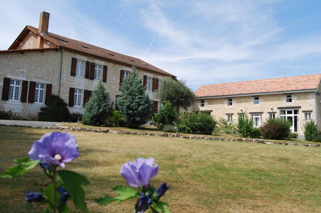 Le Logis Des Quatre Puits Bed & Breakfast Neuvicq-Montguyon Bagian luar foto